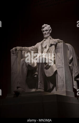 Un tempo di notte colpo di Abraham Lincoln della statua all'interno del Lincoln Memorial. Situato sul National Mall in Washiintgon DC. Foto Stock