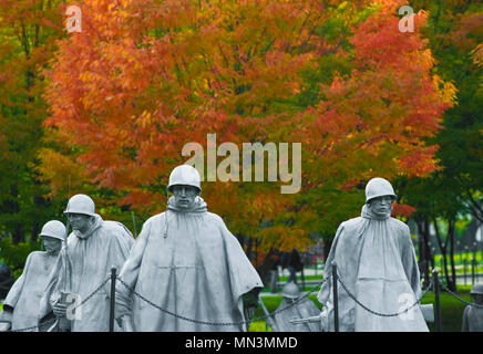Le statue alla guerra coreana Memorial a Washington DC incorniciata dai brillanti colori dell'autunno alberi. Situato lungo il National Mall. Foto Stock