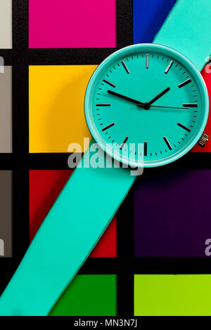 Orologio su uno sfondo colorato. Astrazione Foto Stock