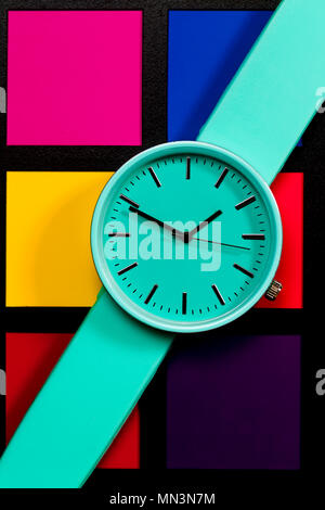 Orologio su uno sfondo colorato. Astrazione Foto Stock