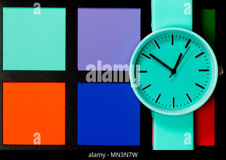 Orologio su uno sfondo colorato. Astrazione Foto Stock