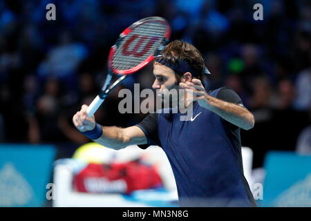 Roger Federer vs Novak Djokovic durante i singoli Final del 2015 Barclays ATP World Tour Finals - O2 Arena di Londra Inghilterra. 22 Novembre 2015 Foto Stock