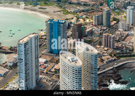 Vista aerea di edifici di appartamenti a La Penisola e Cavancha Beach al porto della città di Iquique nel Cile settentrionale Foto Stock