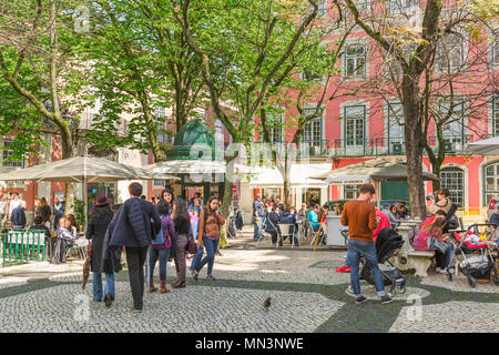 Piazza Lisbona, vista in un pomeriggio di tarda primavera di persone in Largo do Carmo, una popolare piazza nel quartiere Bairro Alto, Lisbona, Portogallo. Foto Stock