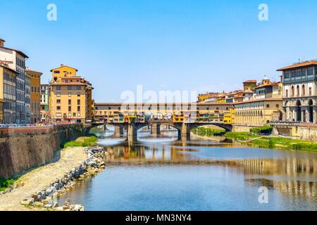 Ponte Vecchio sull'Arno a Firenze, Italia contro un cielo privo di nuvole Foto Stock