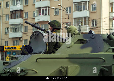 Perm, Russia - 09 Maggio 2018: BTR-82 corazzato trasporto di personale con un equipaggio su una strada di città dopo la vittoria parata del giorno Foto Stock