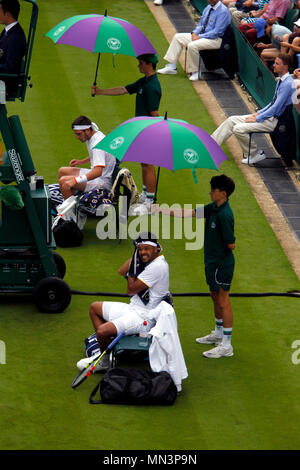 Londra, 3 luglio, 2017: Jo-Wifried Tsonga di Francia e Cameron Norrie su un passaggio durante il loro match di primo turno a Wimbledon. Foto Stock