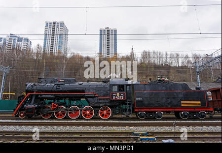 Perm, Russia - 09 Maggio 2018: funzionamento classe sovietica L locomotiva a vapore, sul shuntando le vie della stazione ferroviaria Foto Stock