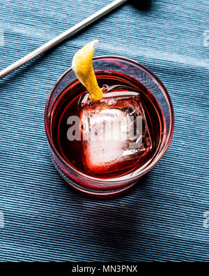 Negroni Cocktail con scorza di limone e il ghiaccio. Concetto di bevanda. Foto Stock