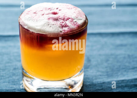 New York Sour Cocktail con schiuma e backround blu. Concetto di bevanda. Foto Stock