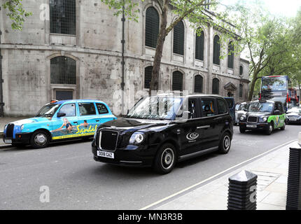 Pic mostra: TX eCity - LEVC - Londra il primo nuovo taxi elettrico davanti al vecchio stile normale diesel taxi di Londra (LTI TX2 cabina) pic da Gavin Rodgers/ Foto Stock