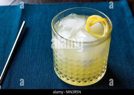 New Yorker Cocktail con scorza di limone e il ghiaccio. Concetto di bevanda. Foto Stock