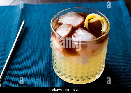 New Yorker Cocktail con scorza di limone e il ghiaccio. Concetto di bevanda. Foto Stock