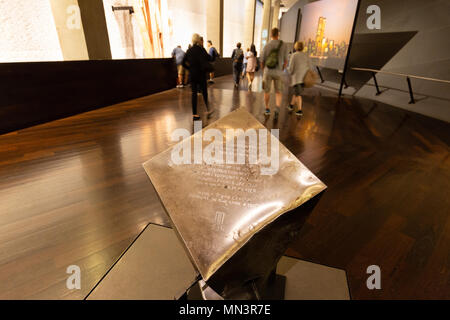 La placca dalla originale Due Torri World Trade Center,11 settembre Memorial e Museo, downtown New York New York City, Stati Uniti d'America Foto Stock