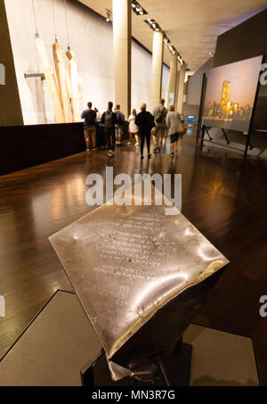 La placca dalla originale Due Torri World Trade Center,11 settembre Memorial e Museo, downtown New York New York City, Stati Uniti d'America Foto Stock