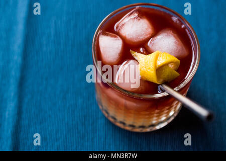 New Yorker Cocktail con scorza di limone e il ghiaccio. Concetto di bevanda. Foto Stock