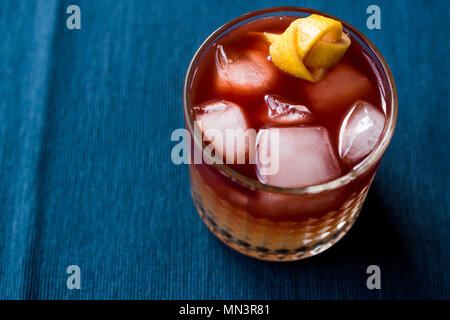 New Yorker Cocktail con scorza di limone e il ghiaccio. Concetto di bevanda. Foto Stock