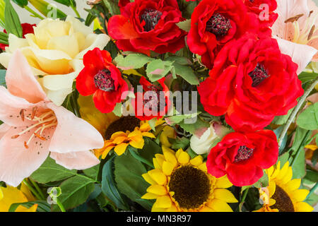 Splendidi bouquet con girasoli decorativi e le rose Foto Stock