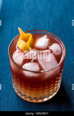 New Yorker Cocktail con scorza di limone e il ghiaccio. Concetto di bevanda. Foto Stock