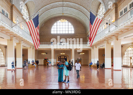 I turisti nella grande hall, Ellis Island Museo di immigrazione, Ellis Island, New York City, Stati Uniti d'America Foto Stock