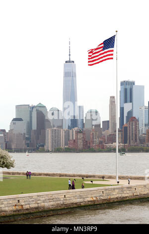 One World Trade Center building e la bandiera americana visto da Ellis Island, New York City, Stati Uniti d'America Foto Stock