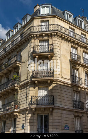 Balcone di un appartamento a Parigi edificio lungo Rue Henry de Jouvenel nel 6 ° arrondissement quartiere di Parigi, Francia Foto Stock