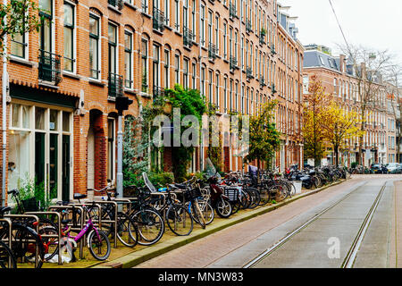 AMSTERDAM, PAESI BASSI - Novembre 08, 2017: Biciclette parcheggiate nel centro città di Amsterdam durante l'Autunno Foto Stock