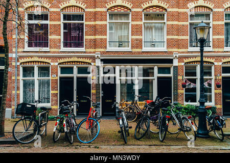 AMSTERDAM, PAESI BASSI - Novembre 08, 2017: Biciclette parcheggiate nel centro città di Amsterdam durante l'Autunno Foto Stock