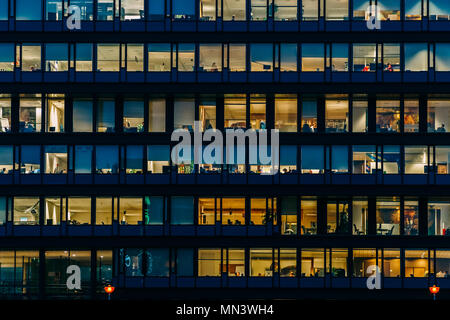 AMSTERDAM, PAESI BASSI - Novembre 08, 2017: Occupato edifici per uffici durante la notte nella città di Amsterdam Foto Stock