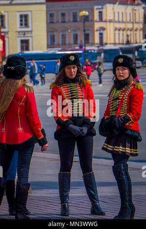 ST. Pietroburgo, Russia, 01 maggio 2018: donne soldato pongono nel vecchio russo uniformi militari vestito come 19 secolo soldato russo presso la Piazza del Palazzo a San Pietroburgo Foto Stock