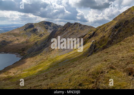 Guardando attraverso Moelwyn Bach dal proprio sotto la vetta del Moelwyn Mawr. Parte del Llyn Stwlan il serbatoio superiore dell'Ffestiniog Idro Elettrica pu Foto Stock