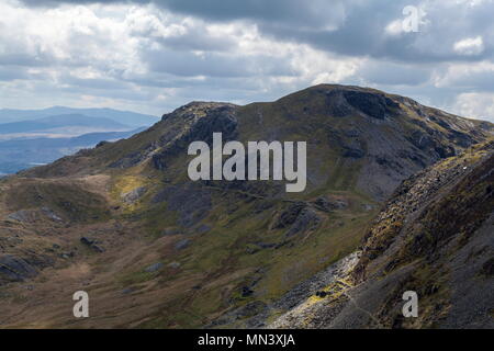 Guardando attraverso il vertice di robusti di Moelwyn Bach dal proprio sotto la vetta del Moelwyn Mawr. Foto Stock