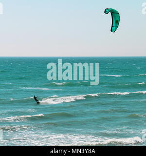 L'uomo facendo kitesurf Foto Stock