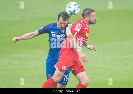 Patrick Fabian (sinistra, BO) versus Marco GRUETTNER (Grssttner, R), azione, duelli, calcio seconda Bundesliga, trentaquattresima Giornata VfL Bochum (BO) - SSV Jahn Regensburg (R), il 13.05.2018 a Bochum / Germania. | Utilizzo di tutto il mondo Foto Stock