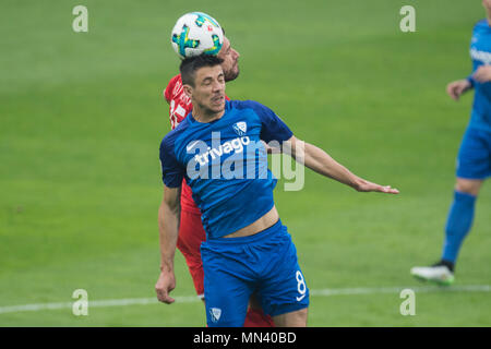 Anthony LOSILLA (BO) versus Marco GRUETTNER (Grssttner, R), azione, duelli, calcio seconda Bundesliga, trentaquattresima Giornata VfL Bochum (BO) - SSV Jahn Regensburg (R), il 13.05.2018 a Bochum / Germania. | Utilizzo di tutto il mondo Foto Stock