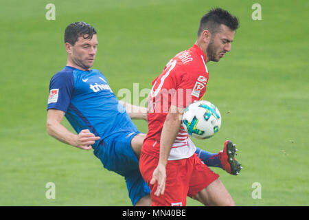 Tim HOOGLAND (sinistra, BO) versus Sargis ADAMYAN Â®, azione, duelli, calcio seconda Bundesliga, trentaquattresima Giornata VfL Bochum (BO) - SSV Jahn Regensburg (R), il 13.05.2018 a Bochum / Germania. | Utilizzo di tutto il mondo Foto Stock