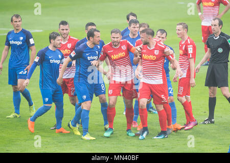 Formazione del pacco di entrambe le squadre, frustrato frustrati, congelati lateet, figura intera, litigano, sostenendo, calcio seconda Bundesliga, trentaquattresima Giornata VfL Bochum (BO) - SSV Jahn Regensburg (R), il 13.05.2018 a Bochum / Germania. | Utilizzo di tutto il mondo Foto Stock