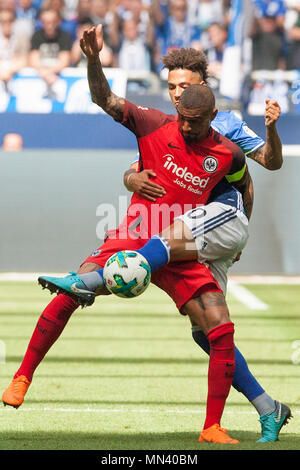 Kevin-Prince BOATENG (F, a sinistra) e Thilo KEHRER (GER) a destra in azione, duelli per la palla. Il calcio 1. Bundesliga, 34. Giornata, FC Schalke 04 (GE) - Eintracht Francoforte (F), 1 : 0, il 12 maggio 1818 a Gelsenkirchen / Germania. | Utilizzo di tutto il mondo Foto Stock