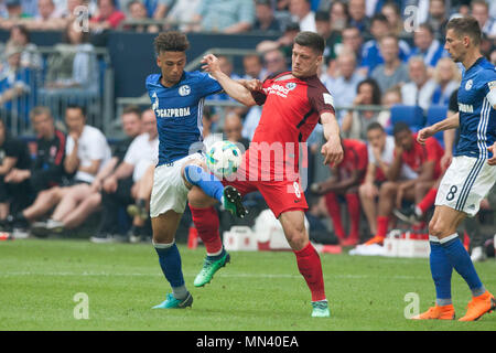 Thilo KEHRER (GER, a sinistra) e Luka JOVIC (F) a destra in azione, duelli per la palla. Il calcio 1. Bundesliga, trentaquattresima Giornata, FC Schalke 04 (GE) - Eintracht Francoforte (F), 1: 0, il 12 maggio 1818 a Gelsenkirchen/Germania. | Utilizzo di tutto il mondo Foto Stock