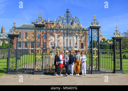 Londra REGNO UNITO. 14 maggio 2018. I turisti posano per foto fuori Kensington Palace a Londra per una luminosa mattina di sole Credito: amer ghazzal/Alamy Live News Foto Stock