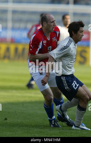 Jan KOLLER della Repubblica ceca e Makoto Tanaka del Giappone competere durante la Internatinal amichevole tra Repubblica Ceca 0-1 Giappone a TYOTA Arena, Praga, Repubblica Ceca il 28 aprile 2004. Credito: AFLO SPORT/Alamy Live News Foto Stock