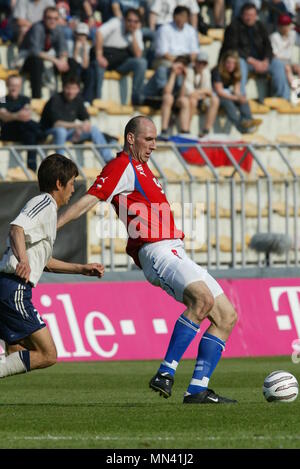 Jan KOLLER della Repubblica ceca e Makoto Tanaka del Giappone competere durante la Internatinal amichevole tra Repubblica Ceca 0-1 Giappone a TYOTA Arena, Praga, Repubblica Ceca il 28 aprile 2004. Credito: AFLO SPORT/Alamy Live News Foto Stock