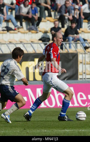 Jan KOLLER della Repubblica ceca e Makoto Tanaka del Giappone competere durante la Internatinal amichevole tra Repubblica Ceca 0-1 Giappone a TYOTA Arena, Praga, Repubblica Ceca il 28 aprile 2004. Credito: AFLO SPORT/Alamy Live News Foto Stock