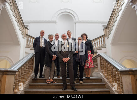 La Royal Academy of Arts di Londra, Regno Unito. 14 Maggio, 2018. Internazionalmente acclamato architetto del nuovo Royal Academy of Arts, Sir David Chipperfield RA, Royal accademico Tacita Dean, il cui paesaggio espositiva inaugura la nuova galleries, RA Presidente Christopher Le Brun e Chief Executive di Charles Saumarez Smith aperto ufficialmente la nuova RA estesa che si apre al pubblico il 19 maggio 2018. Credito: Malcolm Park/Alamy Live News. Foto Stock