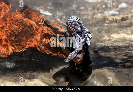 Rafah nella striscia di Gaza, Territori palestinesi. 13 Maggio, 2018. I dimostranti palestinesi raccogliere durante gli scontri con forze di sicurezza israeliane in una tenda di protesta della città dove i Palestinesi rivendicano il diritto di tornare nella loro patria, in occasione del settantesimo anniversario della ''La Nakba'', e contro l'AMBASCIATA DEGLI STATI UNITI di spostare a Gerusalemme al confine Israel-Gaza, a Rafah nel sud della striscia di Gaza il 14 maggio 2018 Credit: Mahmoud Bassam/immagini APA/ZUMA filo/Alamy Live News Foto Stock