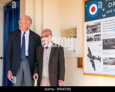 Drem, Scozia, 14 maggio 2018. Celebrando RAF Drem centenario, Scotland, Regno Unito. Una lapide svelata in occasione del centenario. Essa ha svolto un ruolo importante nella II Guerra Mondiale, con la difesa aerea xliii Fighter Squadron di stanza qui. Gordon Mills, di anni 96, di stanza qui durante la seconda guerra mondiale, ha svelato il bordo. L'aviosuperficie è famosa per inventare il Drem sistema di illuminazione, aiutando spitfires alla terra di notte, che è stato adottato da tutte le stazioni di RAF. Restanti edifici sono ora Fenton Barns retail village. Il veterano di guerra e un membro della Gullane e Dirleton Storia della società. Foto Stock