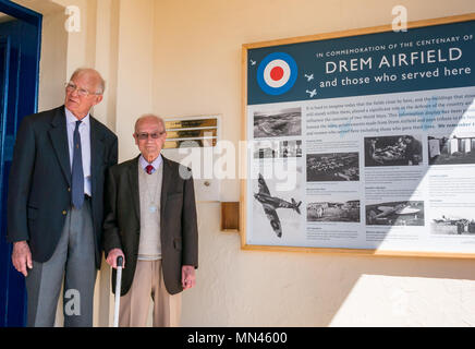 Drem, Scozia, 14 maggio 2018. Celebrando RAF Drem centenario, Scotland, Regno Unito. Una lapide svelata in occasione del centenario. Essa ha svolto un ruolo importante nella II Guerra Mondiale, con la difesa aerea xliii Fighter Squadron di stanza qui. Gordon Mills, di anni 96, di stanza qui durante la seconda guerra mondiale, ha svelato il bordo. L'aviosuperficie è famosa per inventare il Drem sistema di illuminazione, aiutando spitfires alla terra di notte, che è stato adottato da tutte le stazioni di RAF. Restanti edifici sono ora Fenton Barns retail village. Il veterano di guerra e un membro della Gullane e Dirleton Storia della società. Foto Stock