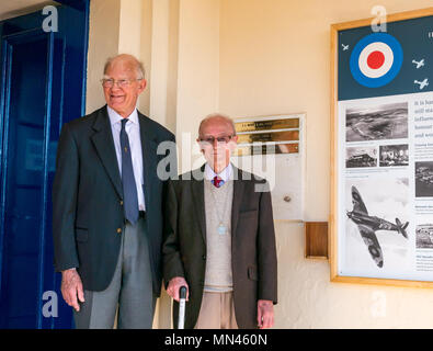 Drem, Scozia, 14 maggio 2018. Celebrando RAF Drem centenario, Scotland, Regno Unito. Una lapide svelata in occasione del centenario. Essa ha svolto un ruolo importante nella II Guerra Mondiale, con la difesa aerea xliii Fighter Squadron di stanza qui. Gordon Mills, di anni 96, di stanza qui durante la seconda guerra mondiale, ha svelato il bordo. L'aviosuperficie è famosa per inventare il Drem sistema di illuminazione, aiutando spitfires alla terra di notte, che è stato adottato da tutte le stazioni di RAF. Restanti edifici sono ora Fenton Barns retail village. Il veterano di guerra e un membro della Gullane e Dirleton Storia della società. Foto Stock