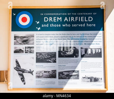 Drem, Scozia, 14 maggio 2018. Celebrando RAF Drem centenario, Scotland, Regno Unito. Una lapide svelata oggi ricorre il centesimo anniversario. Originariamente una scuola di formazione professionale ha svolto un ruolo importante nella II Guerra Mondiale, con la difesa aerea xliii Fighter Squadron di stanza qui. L'aviosuperficie è famosa per inventare il Drem sistema di illuminazione, aiutando spitfires alla terra di notte, che è stato adottato da tutte le stazioni di RAF. Restanti edifici sono ora Fenton Barns villaggio retail Foto Stock