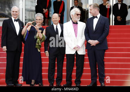 Cannes, Frankreich. 13 Maggio, 2018. Noi attore Keir Dullea, Katharina Kubrick, figlia del regista inglese Stanley Kubrick, valutazione, Tedesco-US produttore Jan Harlan e British Direttore Christopher Nolan frequentando il 'Sinchiostro o nuotare/Le grand bain' premiere durante la settantunesima Cannes Film Festival presso il Palais des Festivals il 13 maggio 2018 a Cannes, Francia | Verwendung weltweit Credito: dpa/Alamy Live News Foto Stock